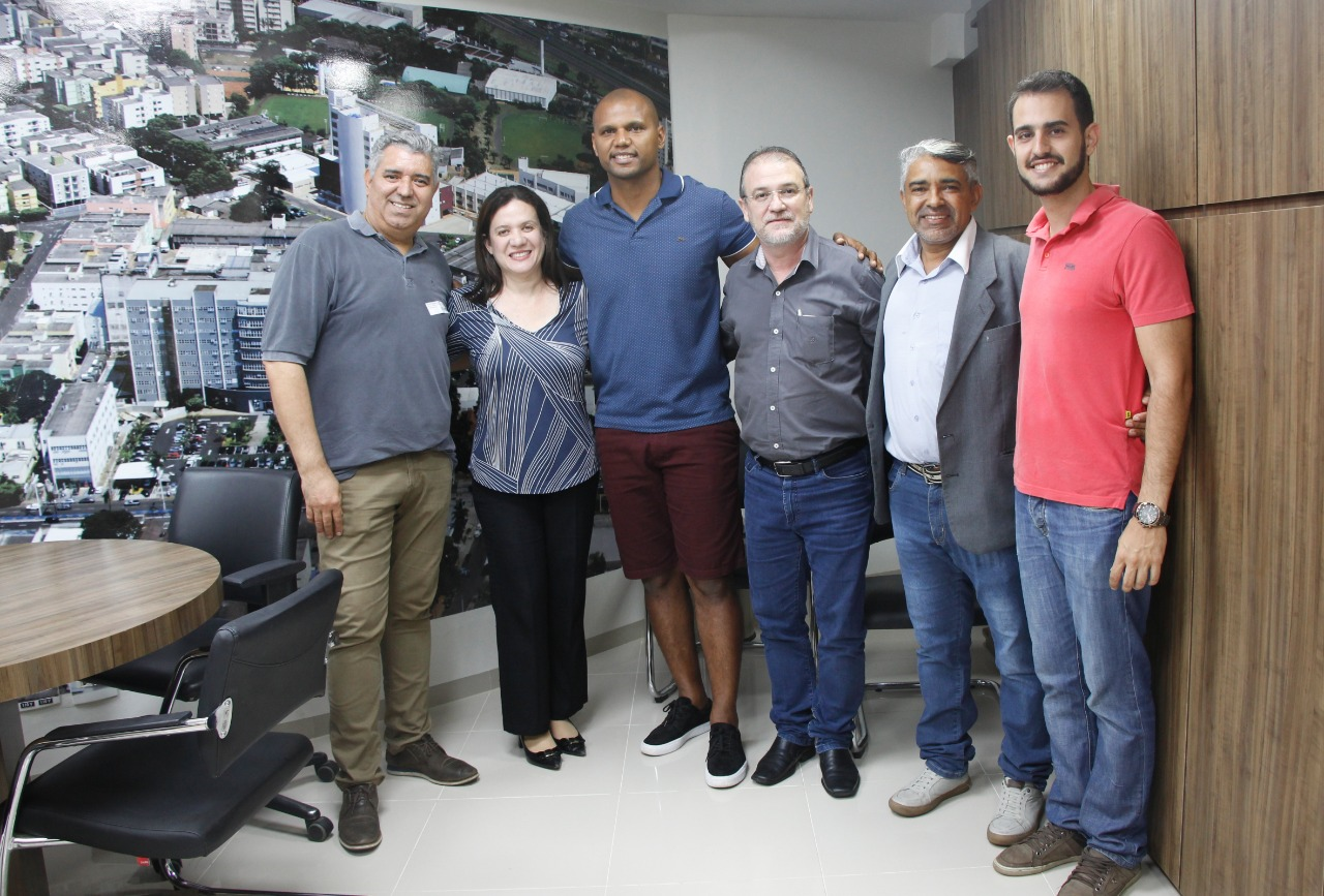 Ex-goleiro Jeferson (centro) é um dos apoiadores da campanha de arrecadação de alimentos